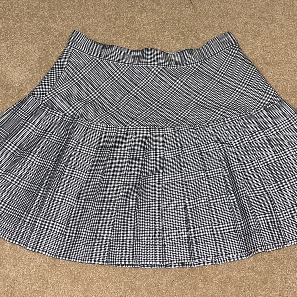 Black and white patterned mini skirt